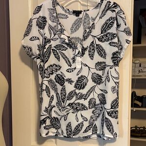 Ann Taylor Factory Black & White Leaf-Print Henley Short Sleeve Top